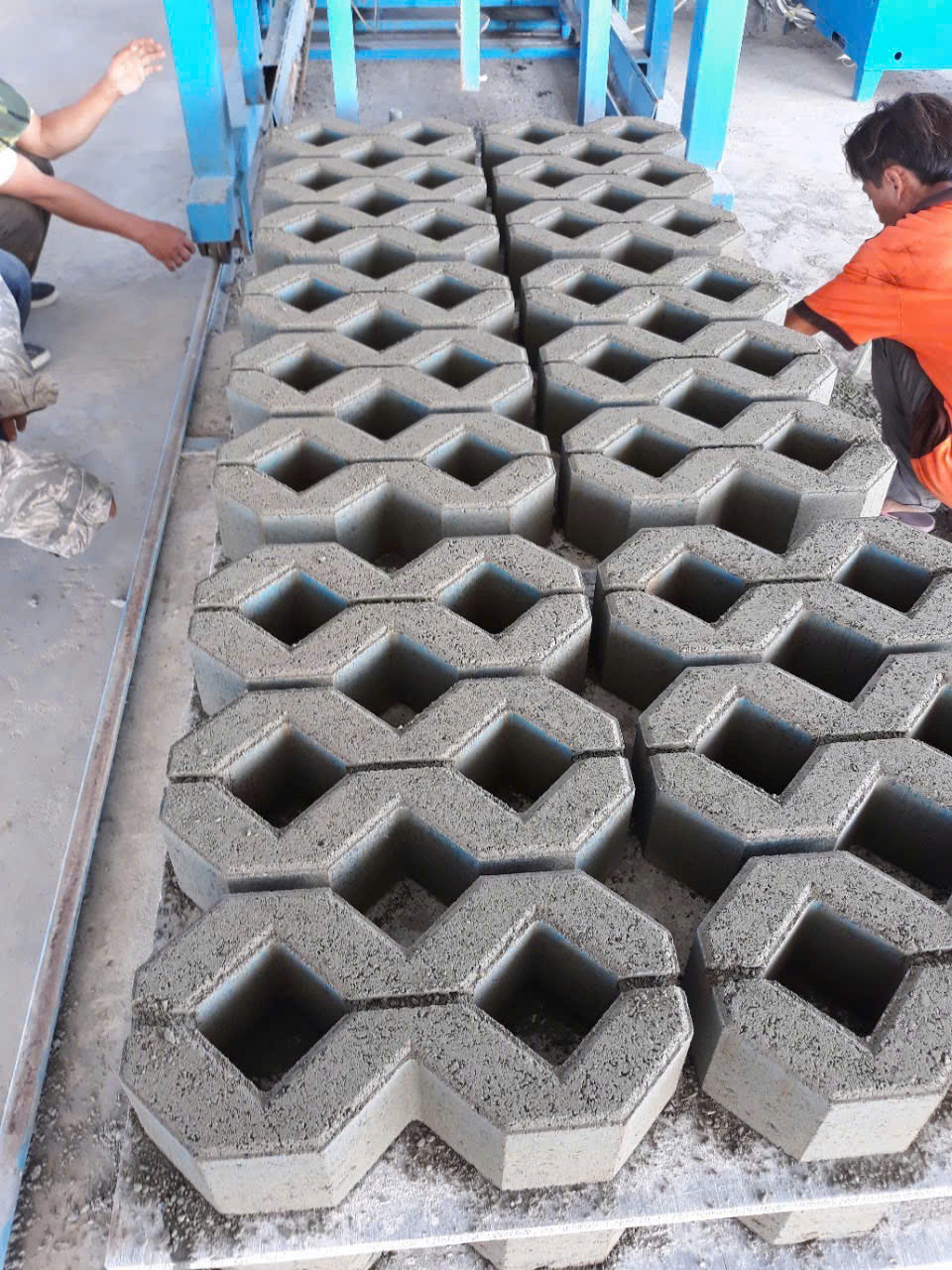 Gạch lát sân vườn - Công Ty Cổ Phần Gạch Không Nung Hương Sen
